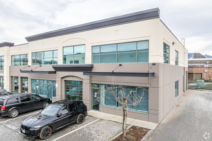 More Photos Of 2071 Kingsway Ave, Port Coquitlam Showroom For Sale
