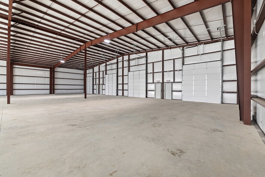 More Photos Of 202 W 1st St, Taylor Flex For Lease