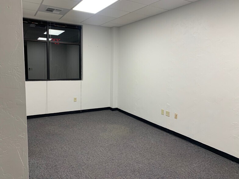 More Photos Of 517 N Westhill Blvd, Appleton Freestanding For Lease
