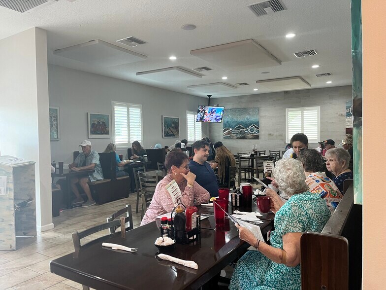 More Photos Of 165 N Yonge St, Ormond Beach Freestanding For Sale