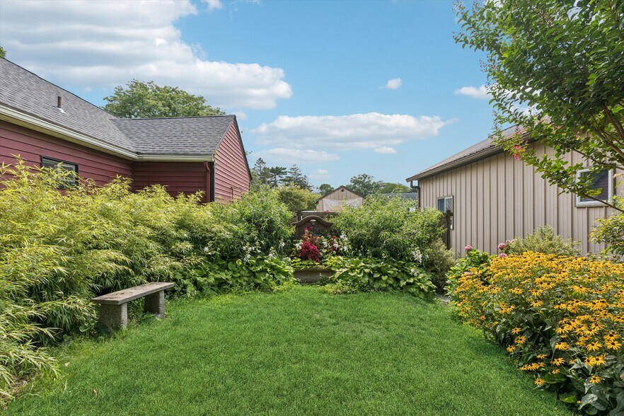 More Photos Of 95 Love Ln, Mattituck Freestanding For Sale