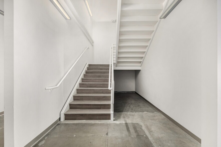 More Photos Of 450 N 54th St, Chandler Distribution For Lease