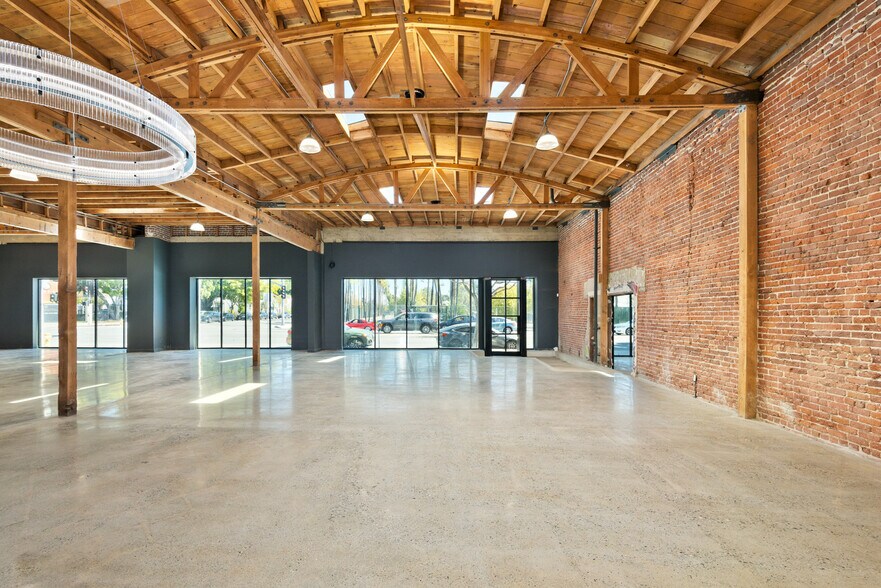 More Photos Of 601 S Fairfax Ave, Los Angeles Freestanding For Lease