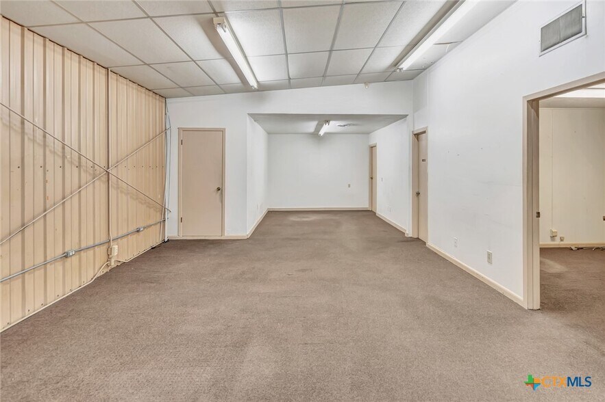 More Photos Of 306 N Wells St, Edna Office For Sale