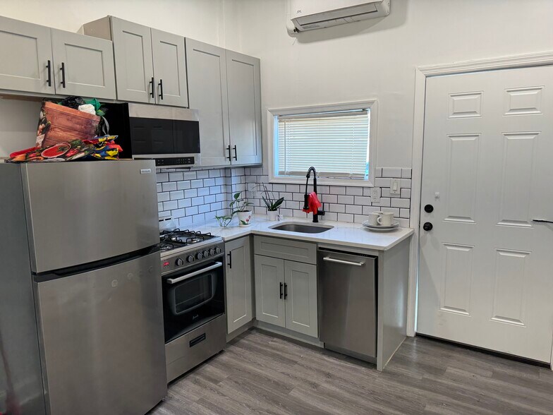 More Photos Of 194 Woodward St, Jersey City General Retail For Lease