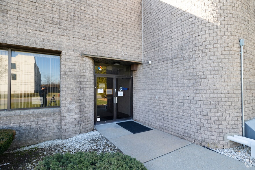 More Photos Of 60 Executive Blvd, Farmingdale Manufacturing For Sale