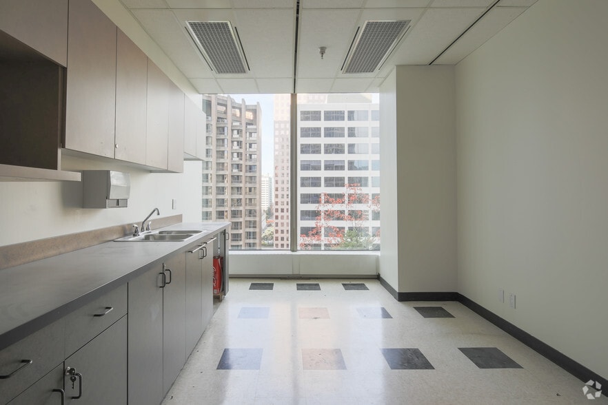More Photos Of 609 Granville St, Vancouver Office For Lease