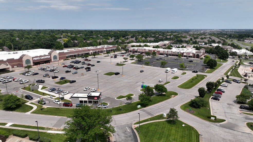 More Photos Of 11440-11552 W 135th St, Overland Park General Retail For Lease