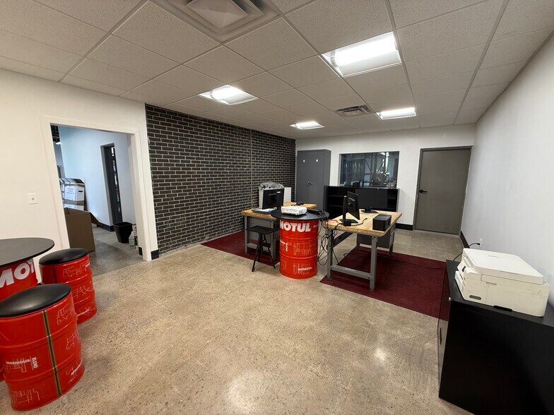 More Photos Of 33100 Capitol St, Livonia Manufacturing For Lease