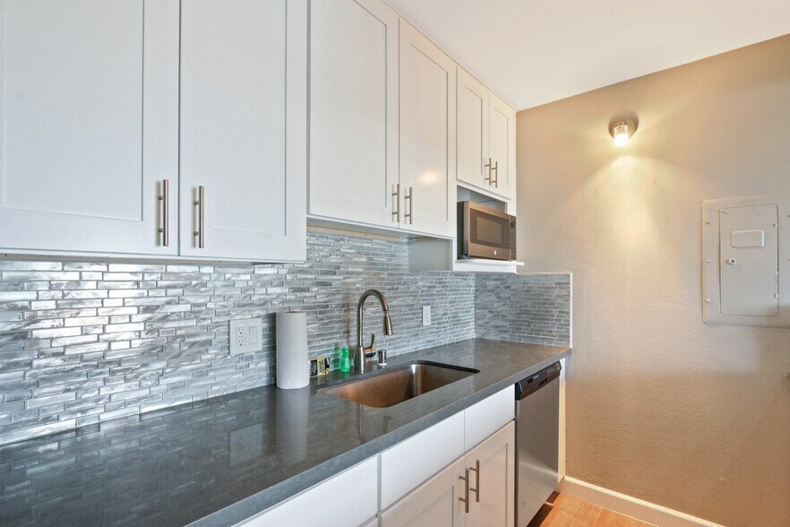 More Photos Of 415-425 Washington Blvd, Marina del Rey Apartments For Lease