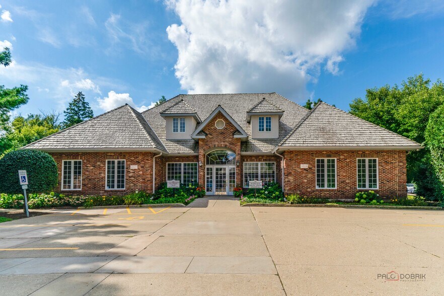 Primary Photo Of 1017-1019 W Park Ave, Libertyville Medical For Sale