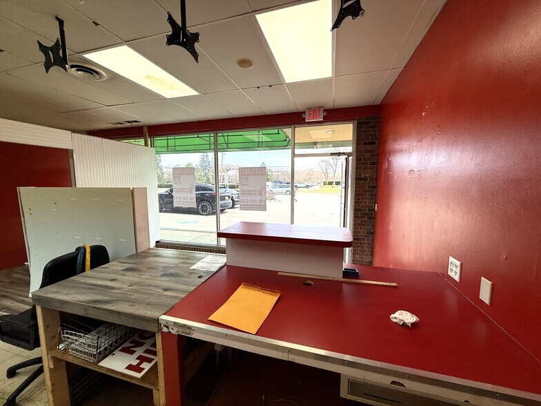 More Photos Of 31779-31799 Middlebelt Rd, Farmington Hills Restaurant For Lease