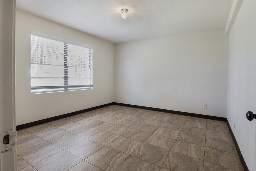 More Photos Of 825 Fairmont Pkwy, Pasadena Office For Sale