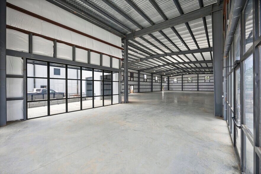 More Photos Of 4830 Bryan Rd, Richmond Showroom For Lease