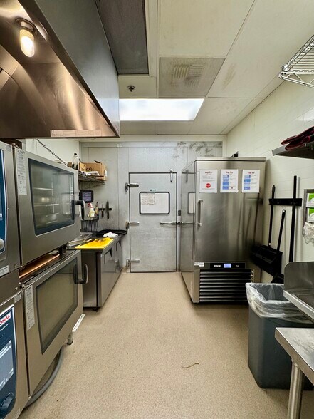 Primary Photo Of 595 N Moorpark Rd, Thousand Oaks Freestanding For Lease