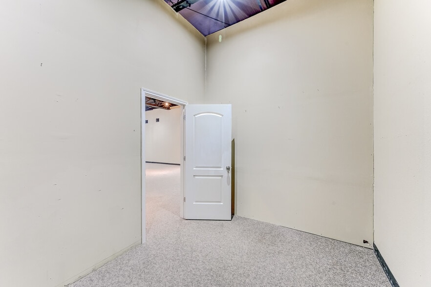 More Photos Of 9802 Whithorn Dr, Houston Office For Sale