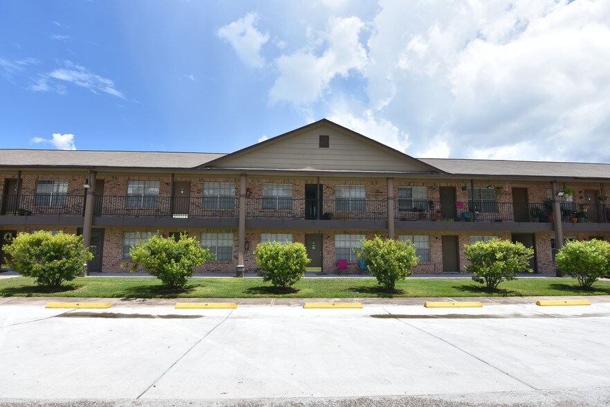 More Photos Of 601 E Coombs St, Alvin Apartments For Sale