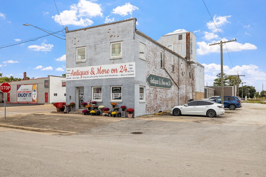 More Photos Of 126 S Main St, Gilman Showroom For Sale