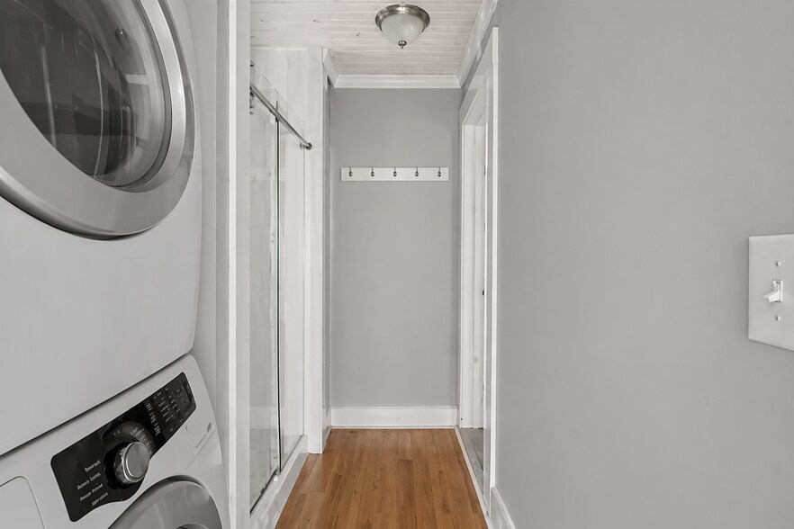 More Photos Of 124 W Bank St, Petersburg Storefront Retail Residential For Lease