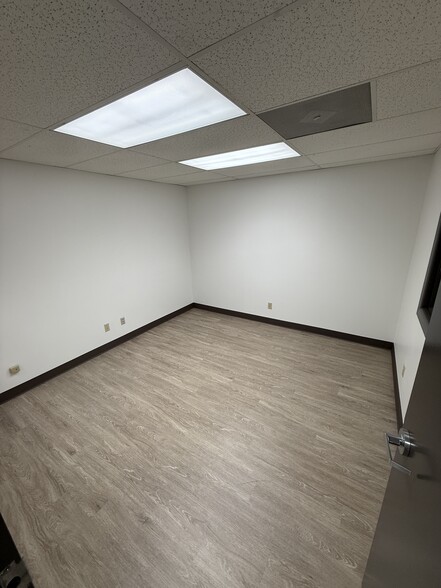 More Photos Of 7737 E 42nd Pl, Tulsa Warehouse For Lease