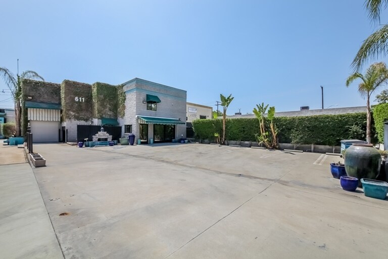 More Photos Of 611 S Glenwood Pl, Burbank Showroom For Sale