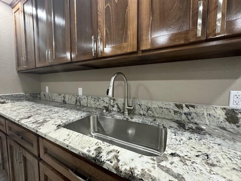 More Photos Of 4424 W 8th St, Odessa Industrial For Lease
