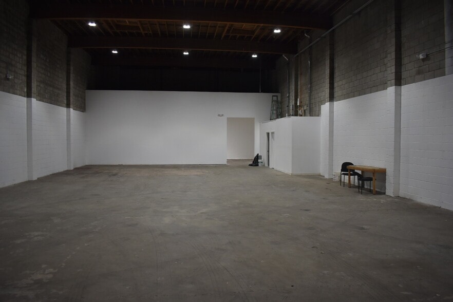 More Photos Of 5701-5709 S San Pedro St, Los Angeles Manufacturing For Lease