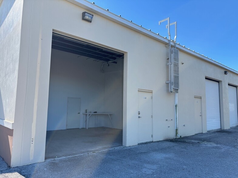 More Photos Of 829 NE Pine Island Ln, Cape Coral Flex For Lease