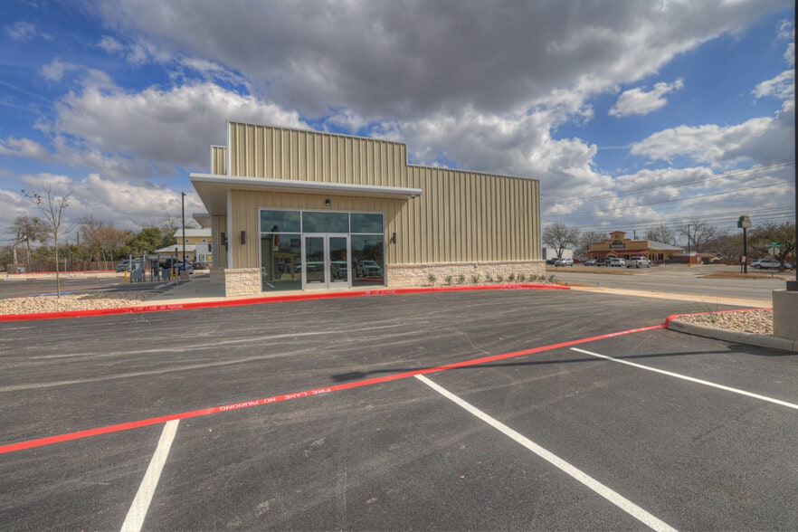 More Photos Of 596 S Business Ih 35, New Braunfels Freestanding For Lease