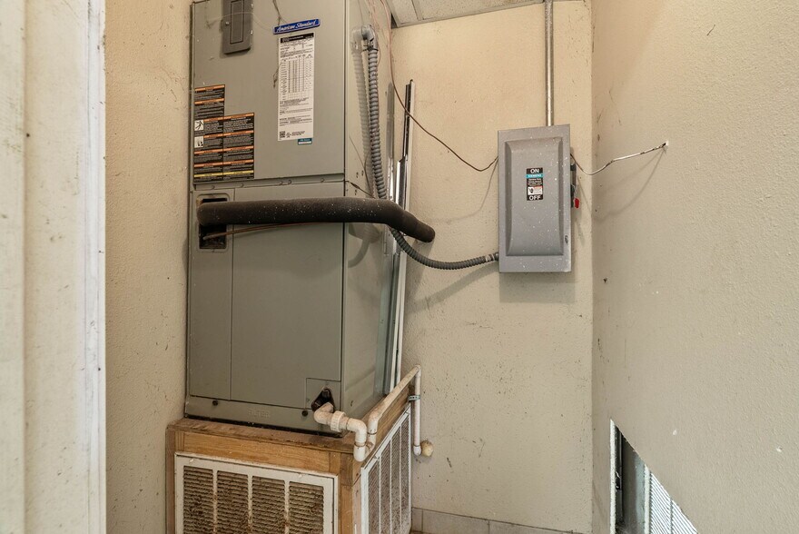 More Photos Of 3806 E Rio Grande St, Victoria Warehouse For Sale