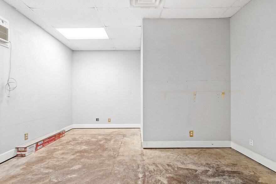 More Photos Of 131 Corporate Dr, Clarksville Flex For Lease