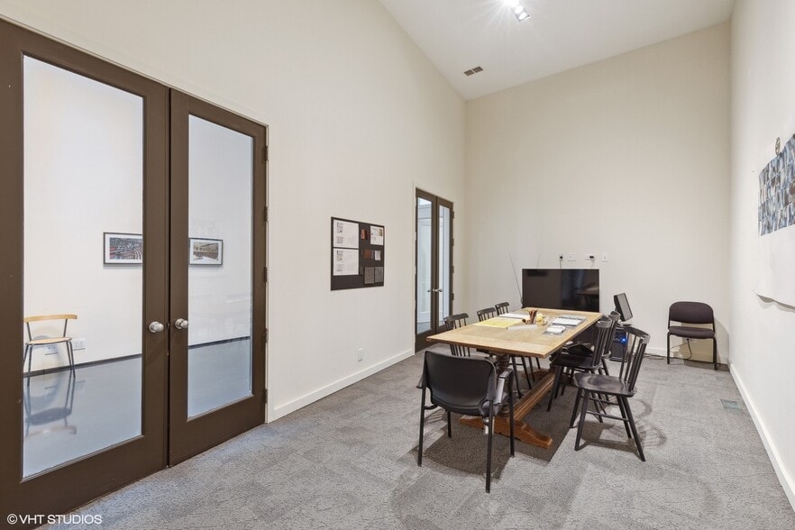 More Photos Of 944 W Huron St, Chicago Office Residential For Lease
