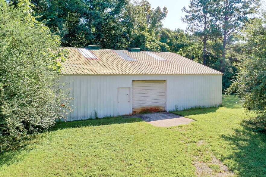 More Photos Of 208 Carolina Dr, Liberty Warehouse For Sale