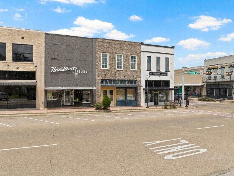 More Photos Of 209 N Jefferson Ave, Mount Pleasant Storefront For Sale