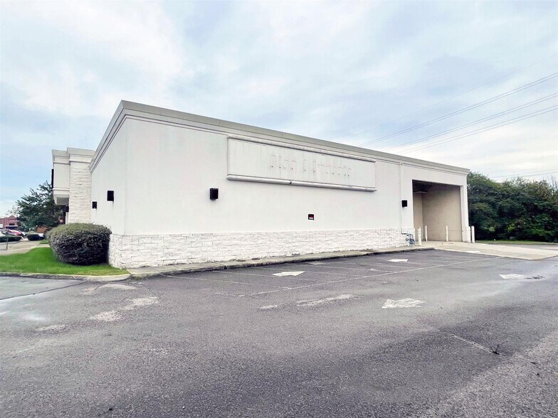 More Photos Of 2908 Knoxville Center Dr, Knoxville Freestanding For Lease