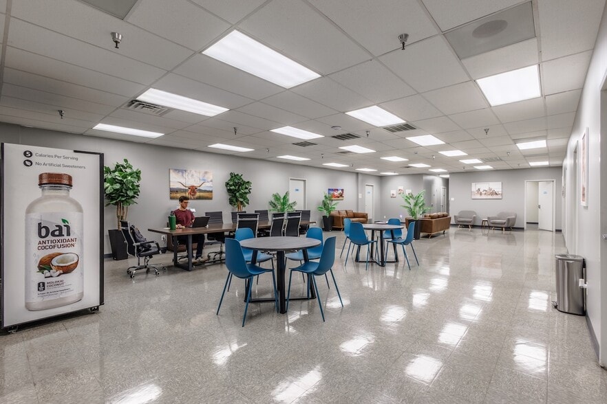 More Photos Of 11410-11420 Mathis Ave, Farmers Branch Distribution For Lease