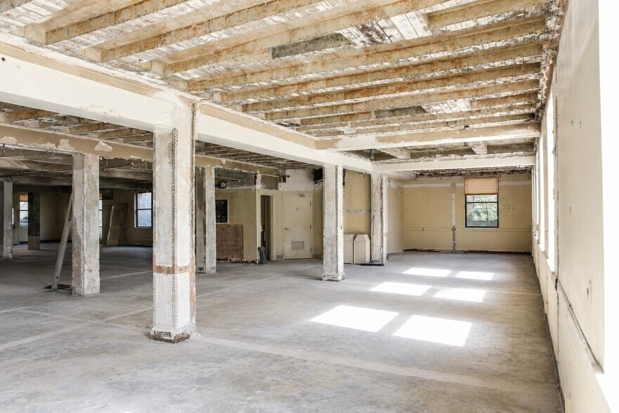 More Photos Of 131 Strawberry Aly, Clarksville General Retail For Lease