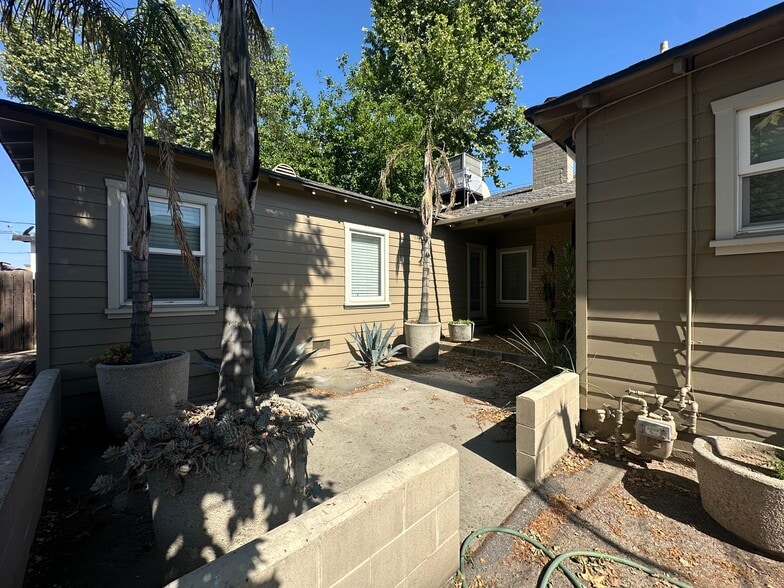 More Photos Of 2017 Brundage Ln, Bakersfield Office Residential For Lease