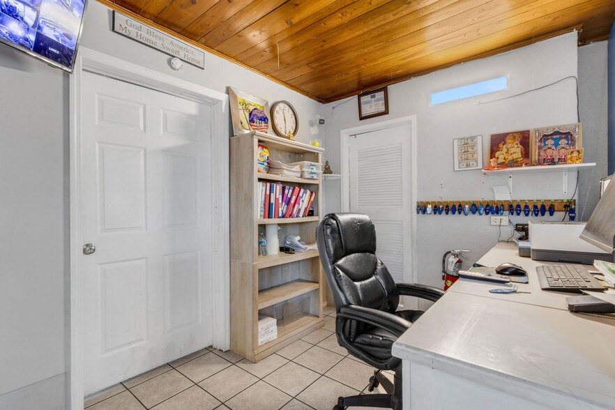More Photos Of 340 Tamiami Trl S, Venice Hotel For Sale