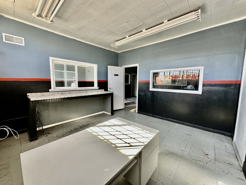 More Photos Of 229 S Oxnard Blvd, Oxnard Storefront Retail Office For Sale
