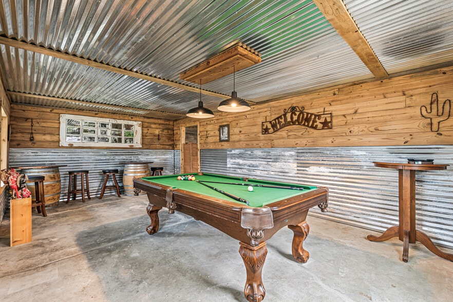 More Photos Of 512 N Travis St, Granbury Hospitality For Sale