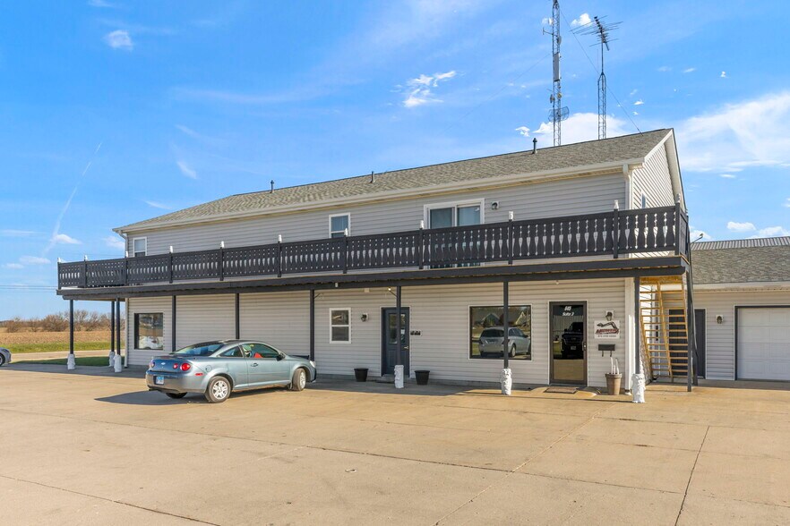 More Photos Of 645 E Lasalle St, Somonauk Showroom For Lease