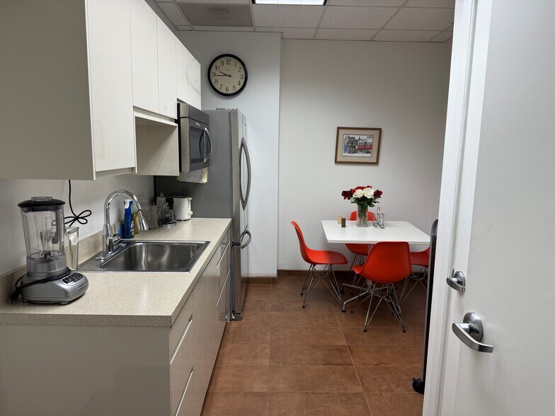 More Photos Of 1417 Locust St, Philadelphia Storefront Retail Office For Lease