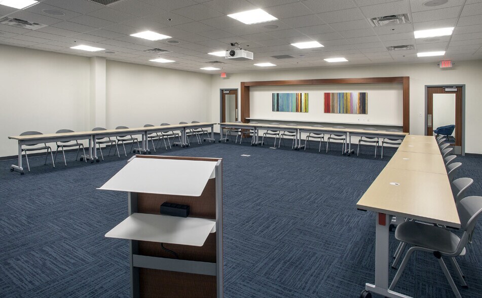 More Photos Of 520 Maryville Centre Dr, Town and Country Unknown For Lease