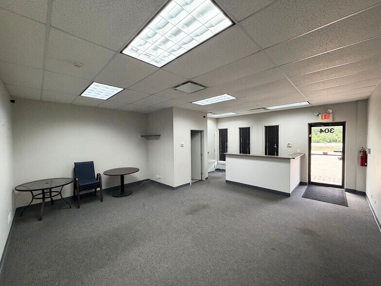 More Photos Of 600 Industrial Dr, Naperville Distribution For Lease
