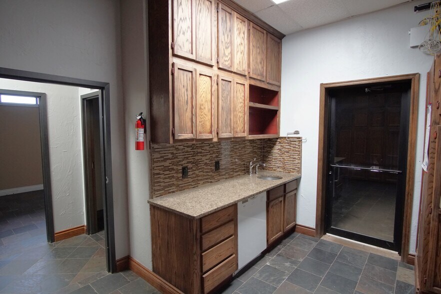 More Photos Of 136 NW 122nd St, Oklahoma City General Retail For Lease