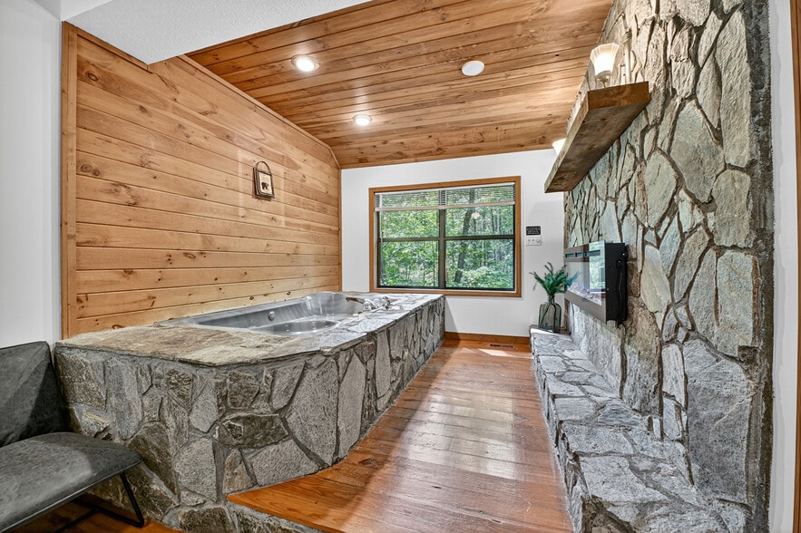 More Photos Of 77 Alpine Way, Blairsville Hotel For Sale