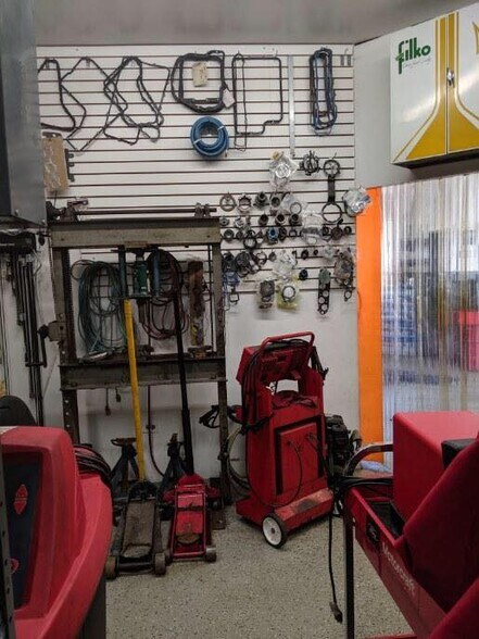 More Photos Of 3880 Industrial Ave, Rolling Meadows Auto Repair For Sale