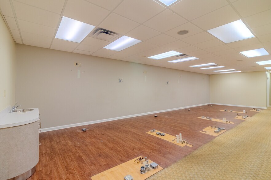 More Photos Of 1230 US Highway 127 S, Frankfort Storefront For Lease