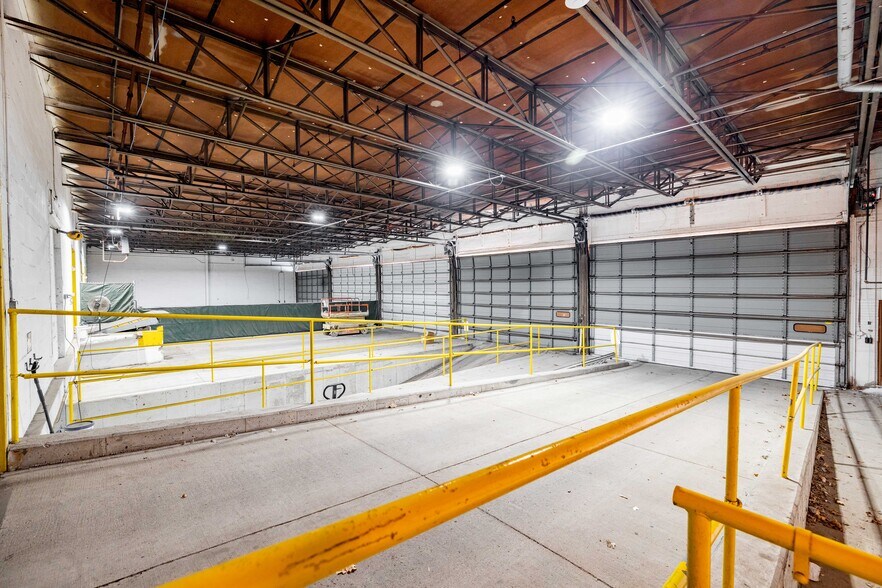 More Photos Of 2121-2225 W Fort St, Detroit Warehouse For Lease